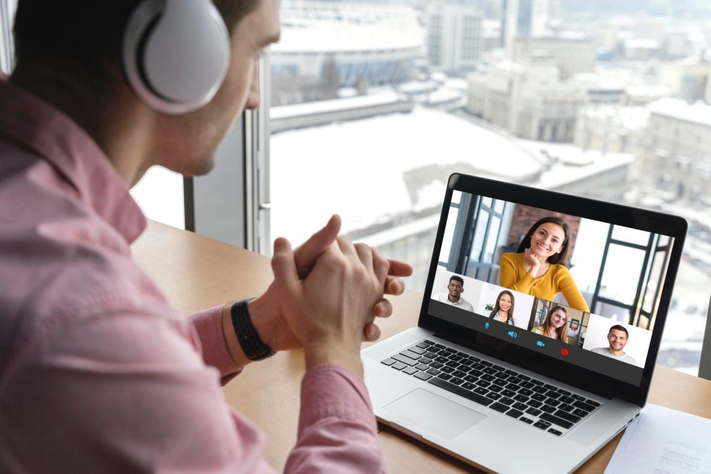 Reunión estratégica del equipo veritalqos planificando soluciones