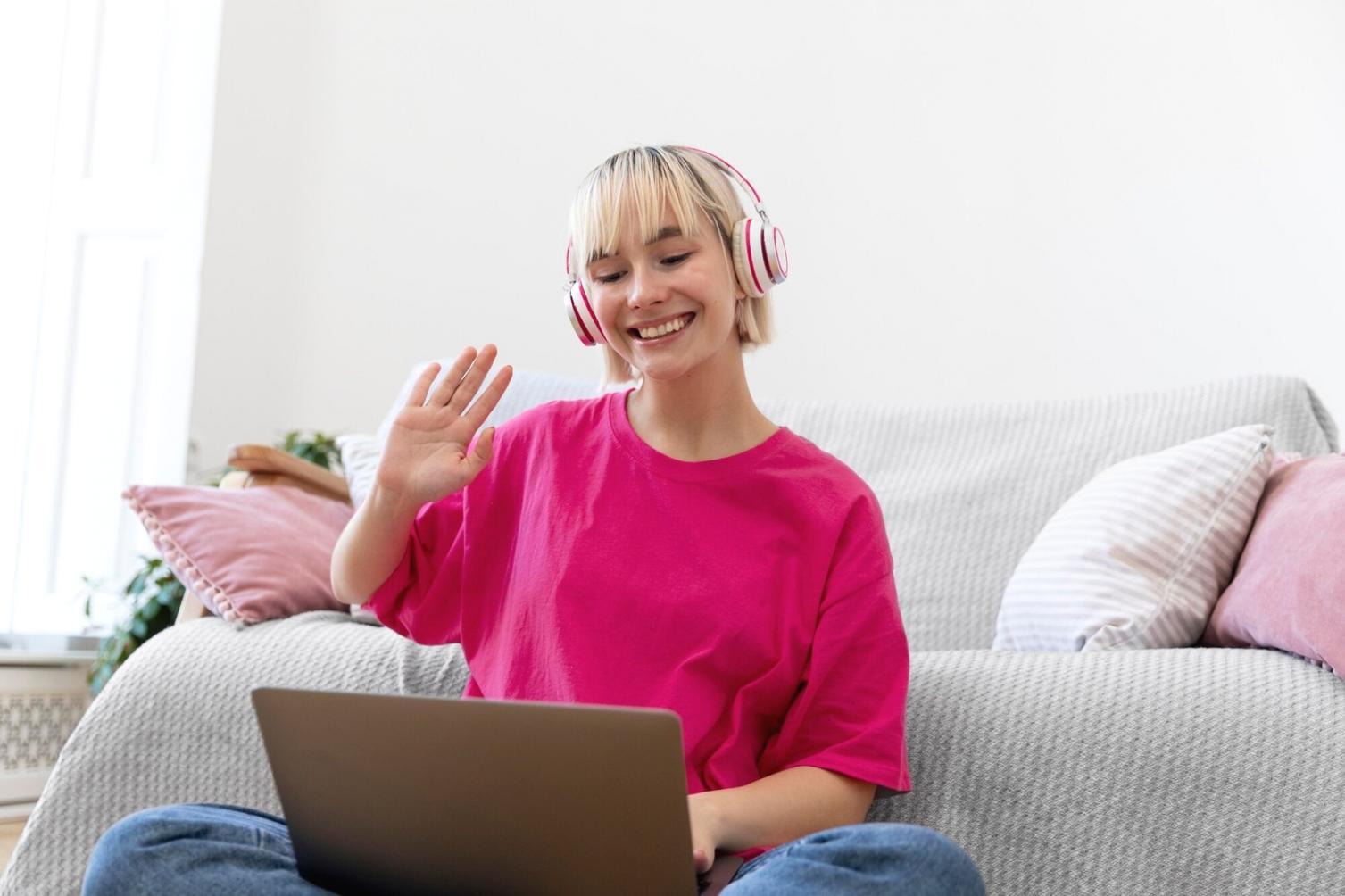 Profesionales trabajando en análisis financiero con documentos y gráficos