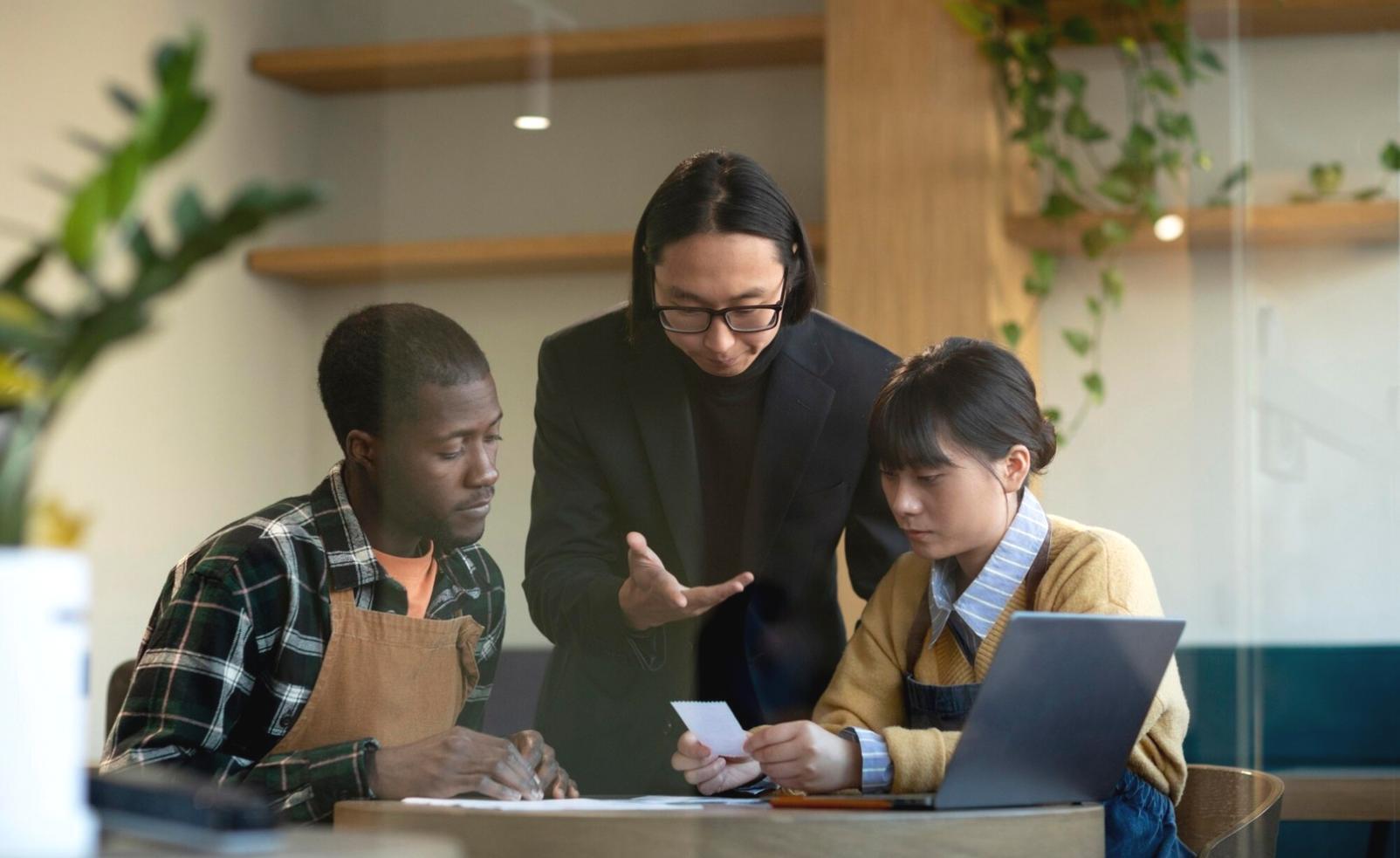 Profesionales analizando estrategias financieras en una moderna oficina de Madrid
