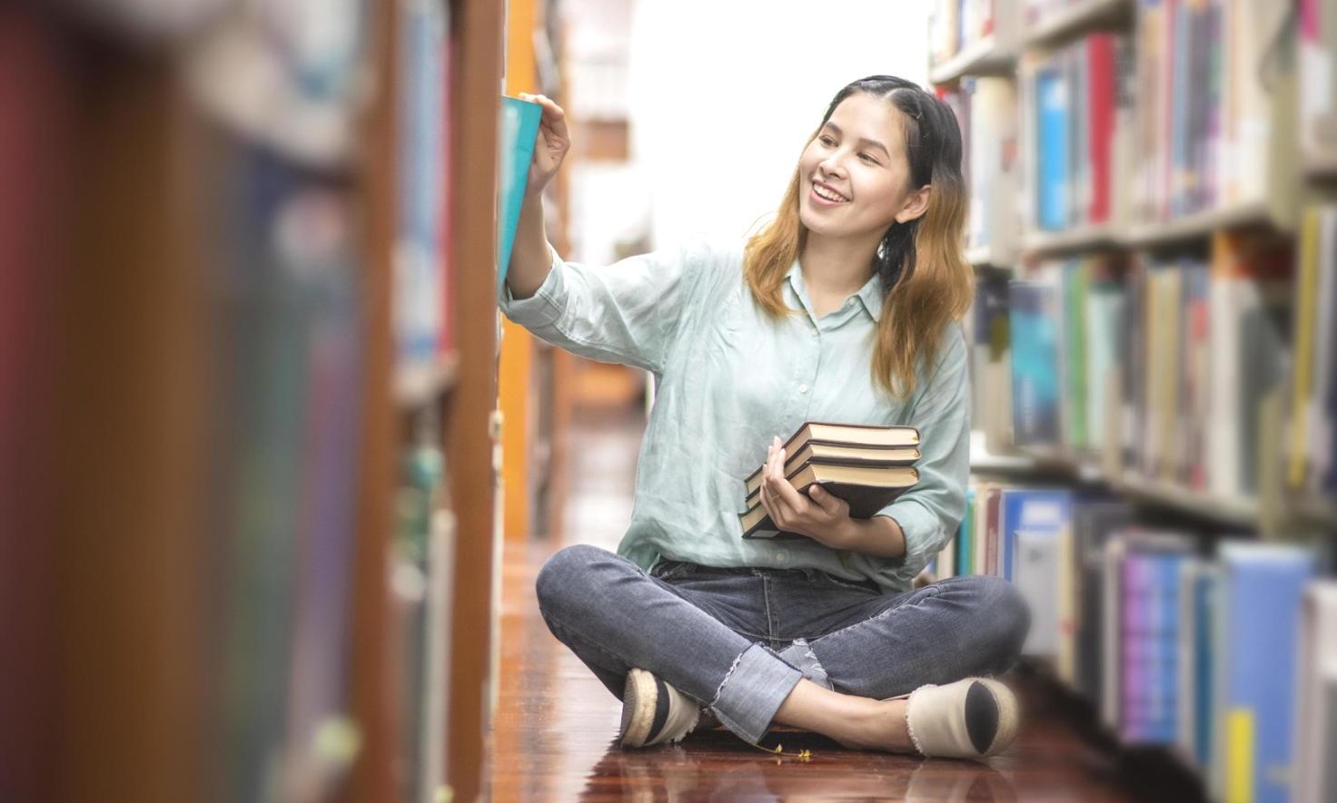 Presentación de estrategias financieras avanzadas en sala de conferencias