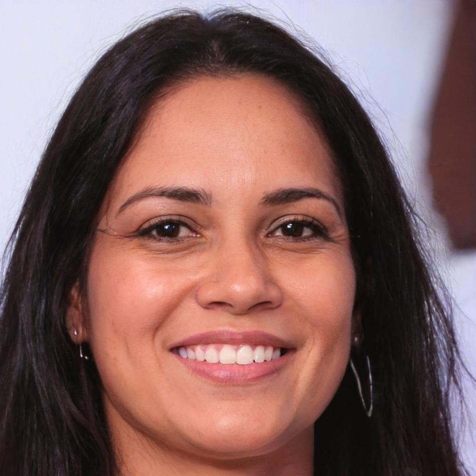 Retrato profesional de instructora especializada en finanzas empresariales