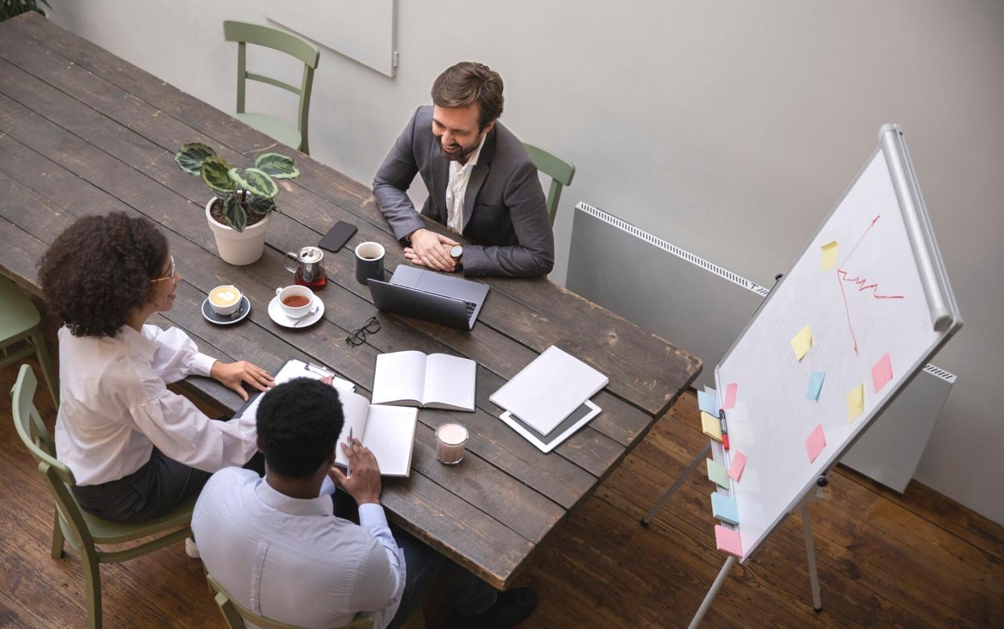 Oficina de veritalqos con ambiente de trabajo colaborativo